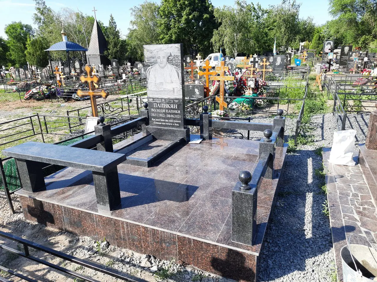 Изготовление и установка памятников на могилу — от бюджетных до мемориальных комплексов